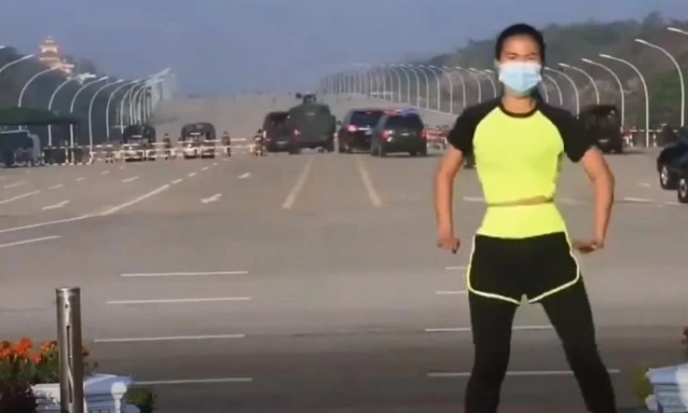 Μιανμάρ: Κοπέλα τράβαγε βίντεο για το YouTube και πίσω της ο Στρατός έκανε πραξικόπημα!